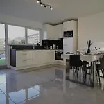 Chic Loft Facing Neo-gothic Church דירה *