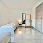 Chic Loft Facing Neo-gothic Church דירה