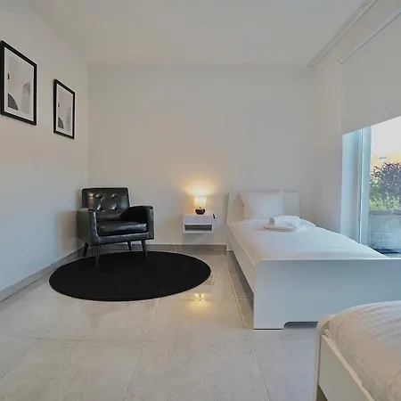 Chic Loft Facing Neo-gothic Church דירה
