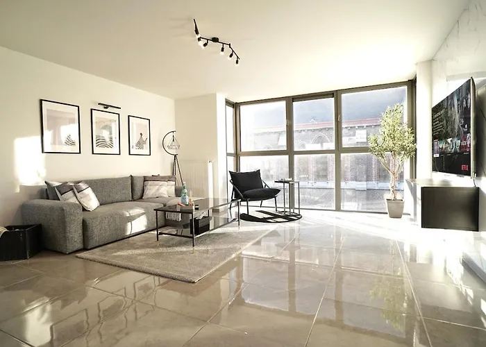 Апартаменти Chic Loft Facing Neo-gothic Church