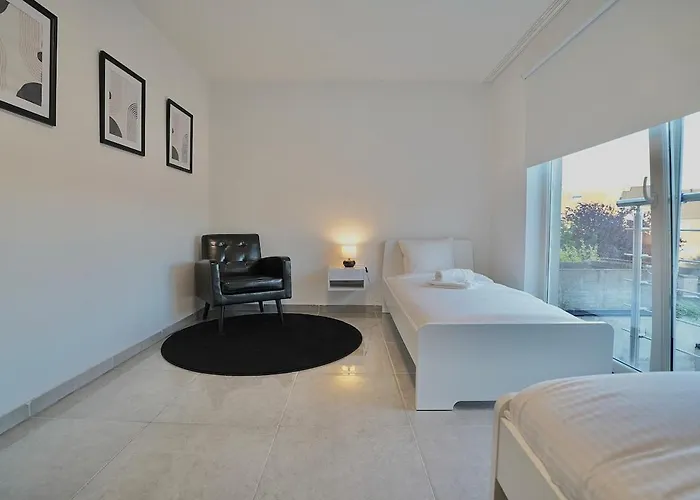 Chic Loft Facing Neo-gothic Church 아파트