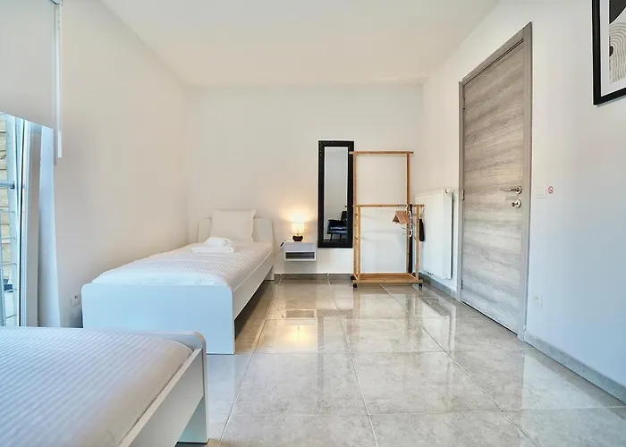 Chic Loft Facing Neo-gothic Church 아파트